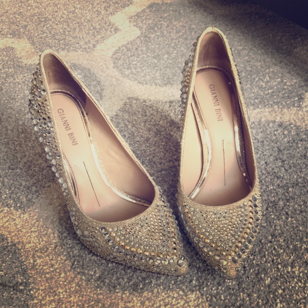 Beautiful studded Gianni Bini pumps!